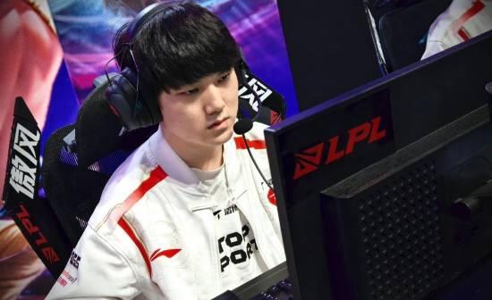 JackeyLove直播中透露自己已在考虑退役