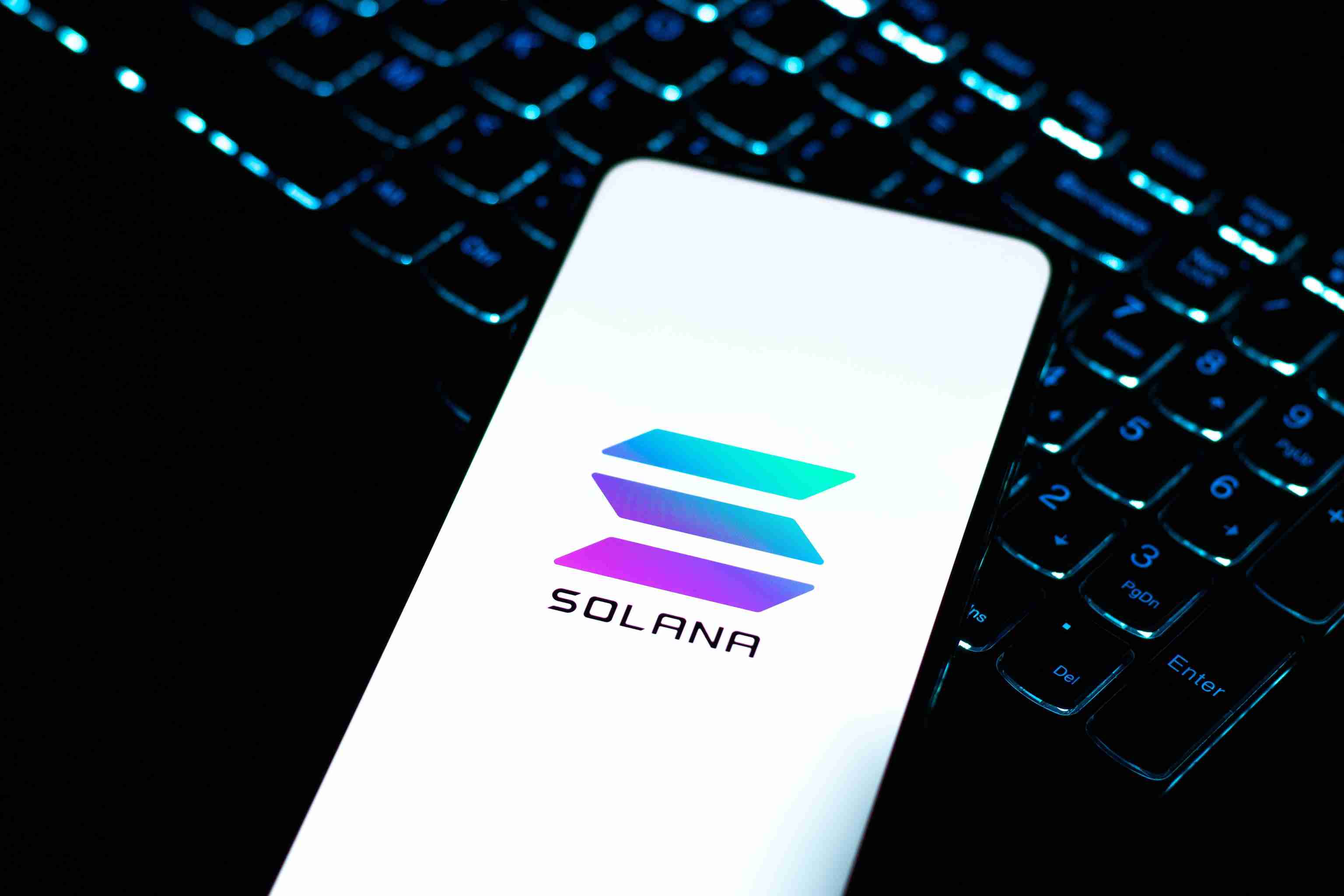 Solana ETF 增加 7000 万美元，延续 5 天涨势，而比特币和以太坊则下跌 3.23 亿美元。