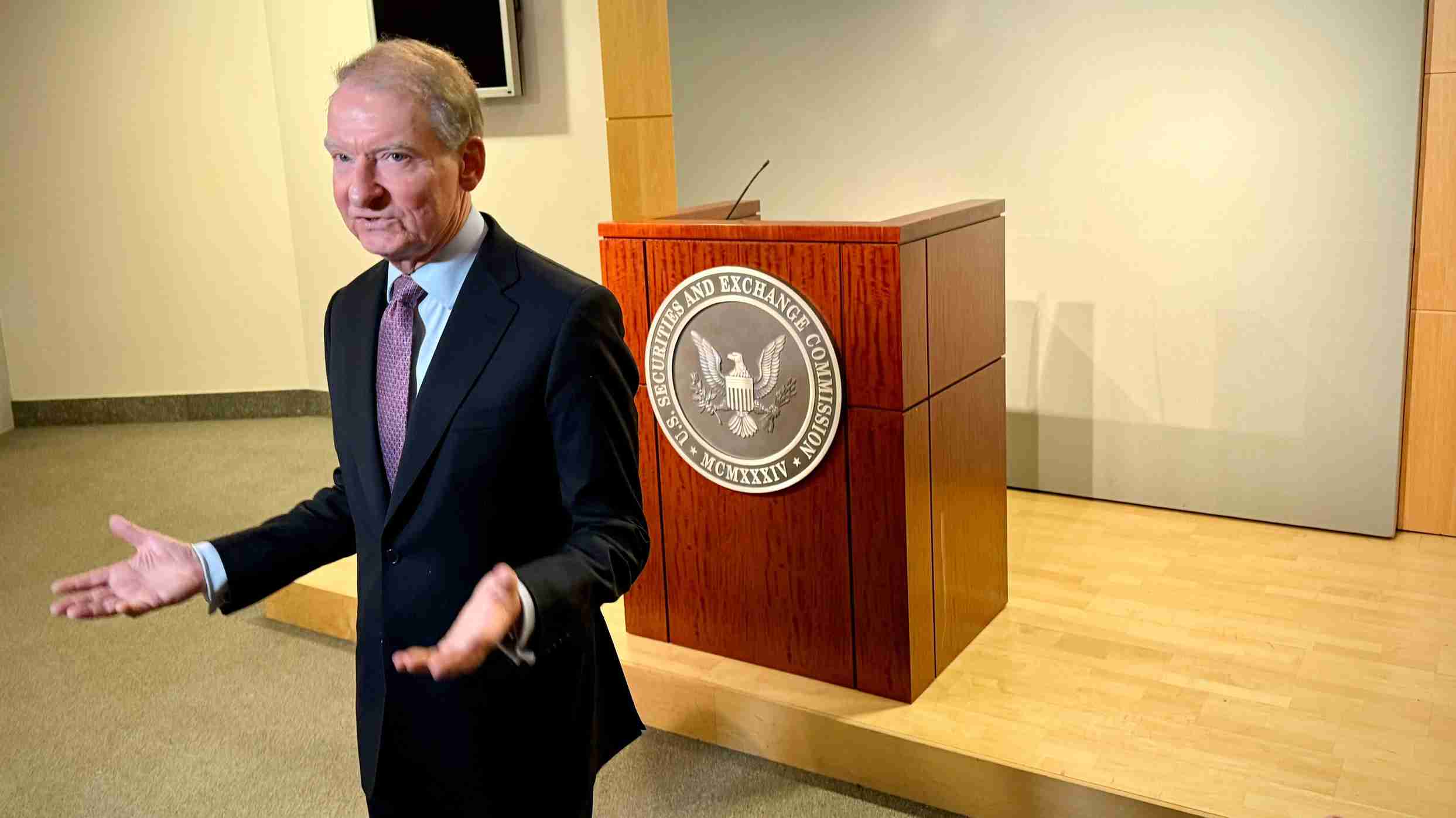 美国证券交易委员会主席阿特金斯表示，有关加密货币与投资合同挂钩的问题即将明朗。